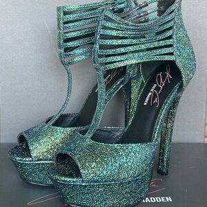 Steve Madden shiny green heels Size 8.5